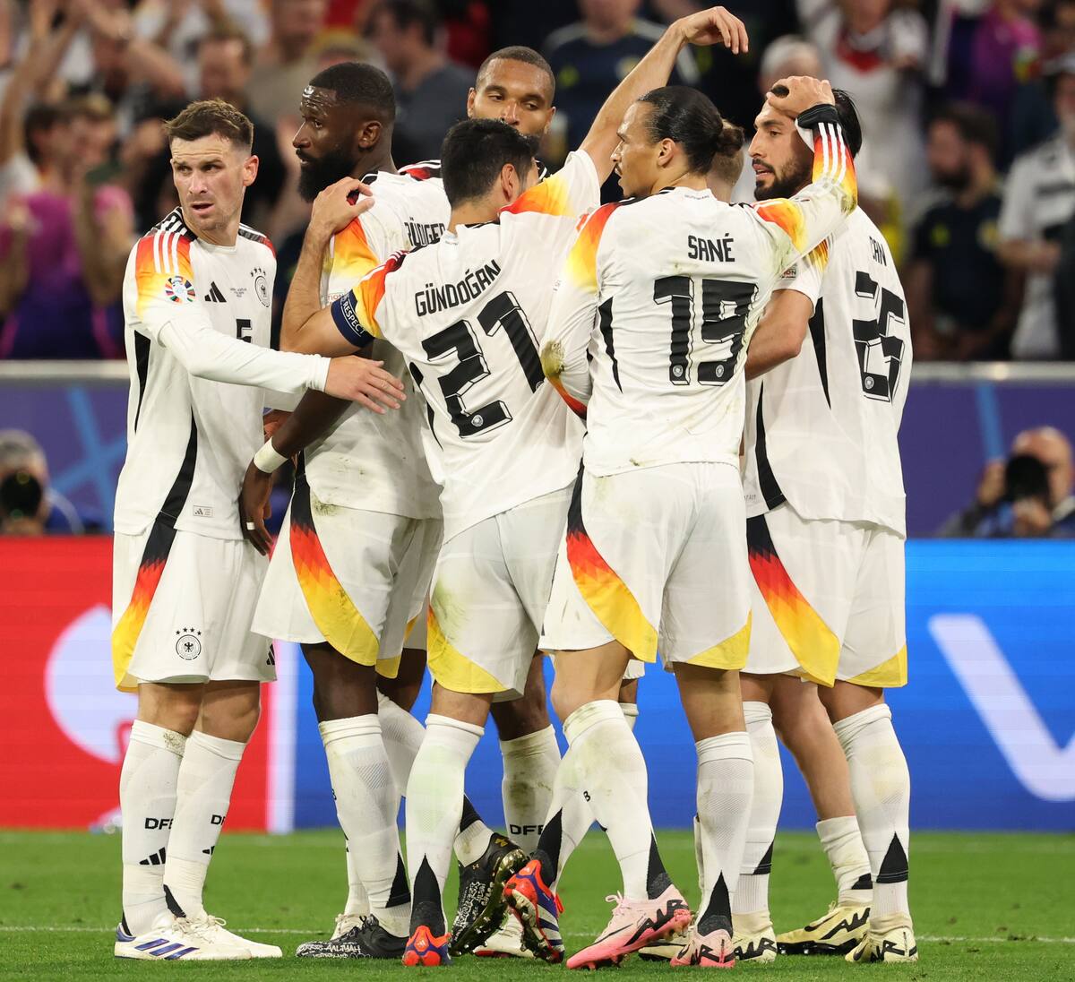 Jugadores del seleccionado alemán celebran la victoria contra Escocia. //EFE