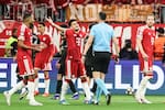 Ni la IA se pone de acuerdo sobre la mano polémica del Bayern vs. PSG: ¿era penal o no?