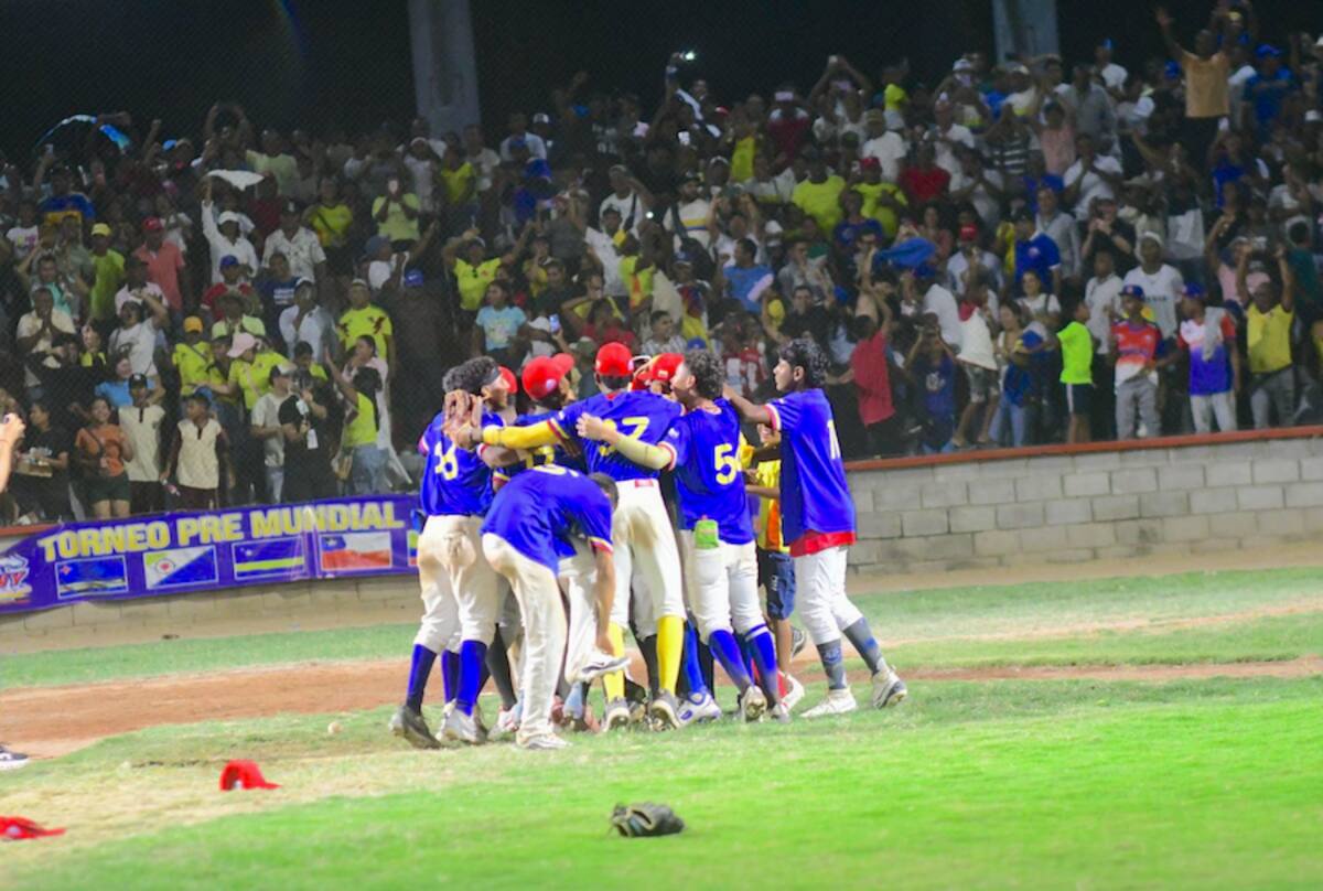 Jugadores de Colombia festejan el triunfo ante Curazao en el estadio de Manatí, Atlántico.//Cortesía.