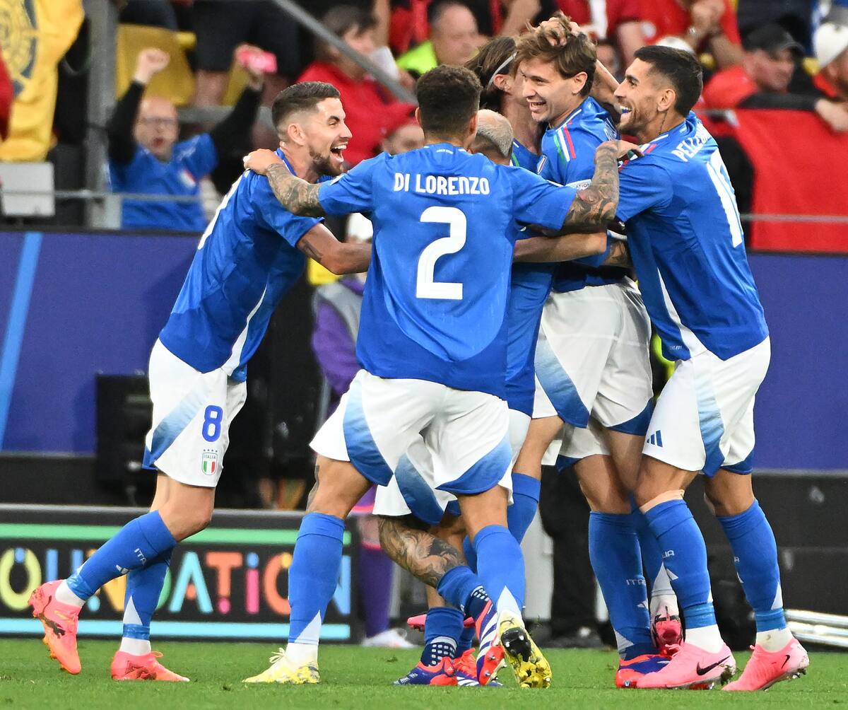 Nicolo Barella (2-R) celebra con sus compañeros tras marcar el gol 2-1 durante el partido del grupo B de la UEFA EURO 2024 entre Italia y Albania. //EFE