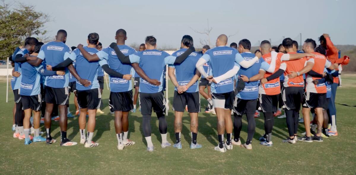 Jugadores de Junior de Barranquilla reunidos en la cancha Adelita de Char previo a un entrenamiento.//Cortesía.