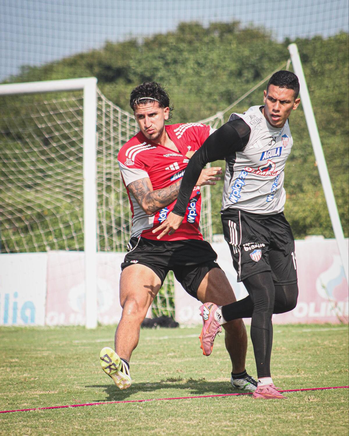 Daniel Rivera (izquierda) se enfrenta a Fortaleza, su antiguo club.//Cortesía.