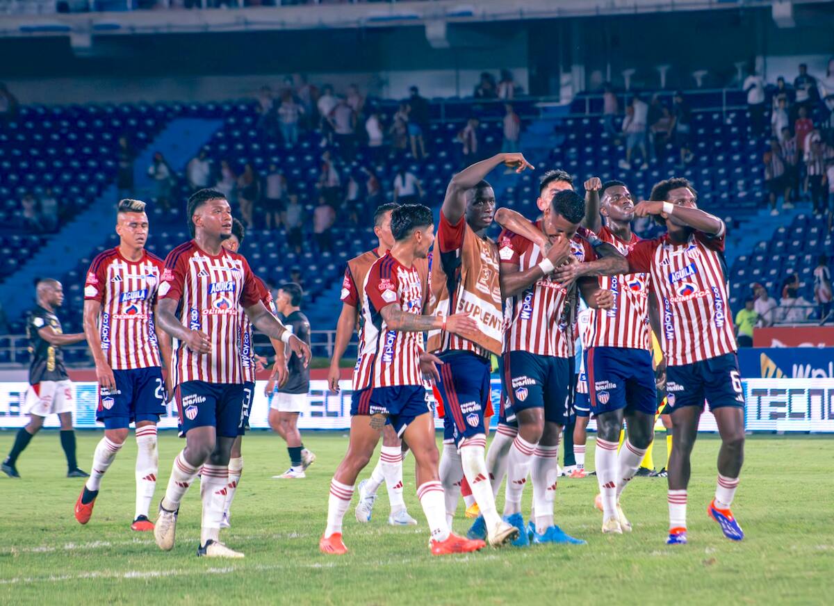 En medio de la alegría del triunfo 3-1 ante el América de Cali, los demás jugadores acompañaron en su dolor a Howell Mena, quien había sufrido la muerte de su madre.//Cortesía.