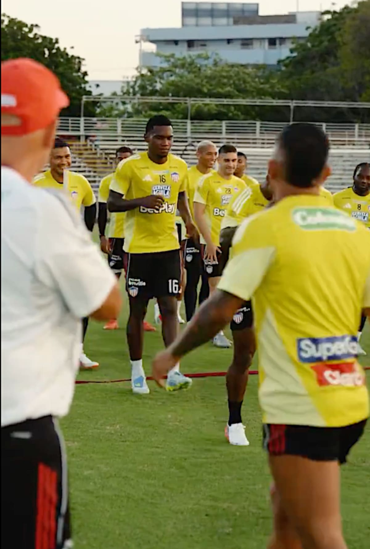 jo las órdenes del preparador físico Ramón Vásquez, los jugadores de Junior entrenaron el viernes por la tarde en el estadio Romelio Martínez.//Cortesía @JuniorClubSA.
