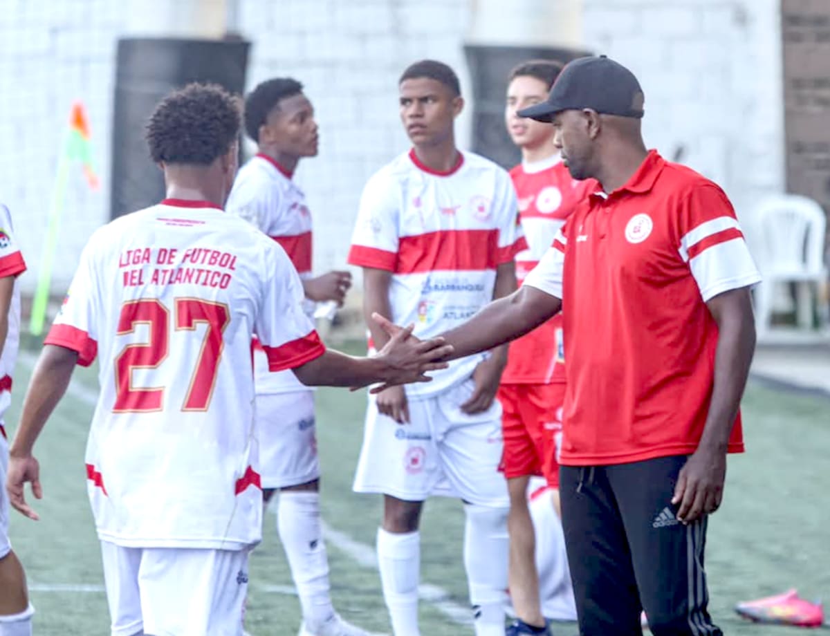Jugadores de la selección Atlántico Sub-15 de Fútbol junto a su entrenador Éder Hernández.//Cortesía.