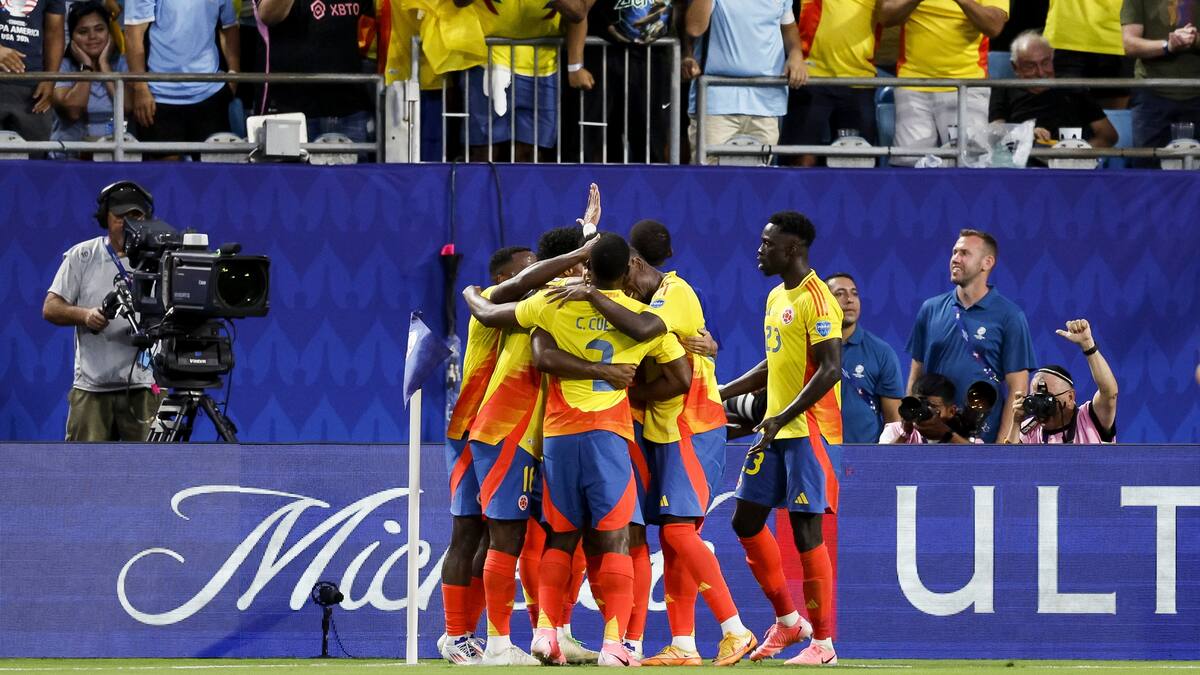 La selección colombiana celebra un gol de Jefferson Lerma durante el primer tiempo del partido de semifinales de la CONMEBOL Copa América 2024 entre Uruguay y Colombia en el estadio Bank of America de Charlotte, Carolina del Norte, EE.UU. //EFE