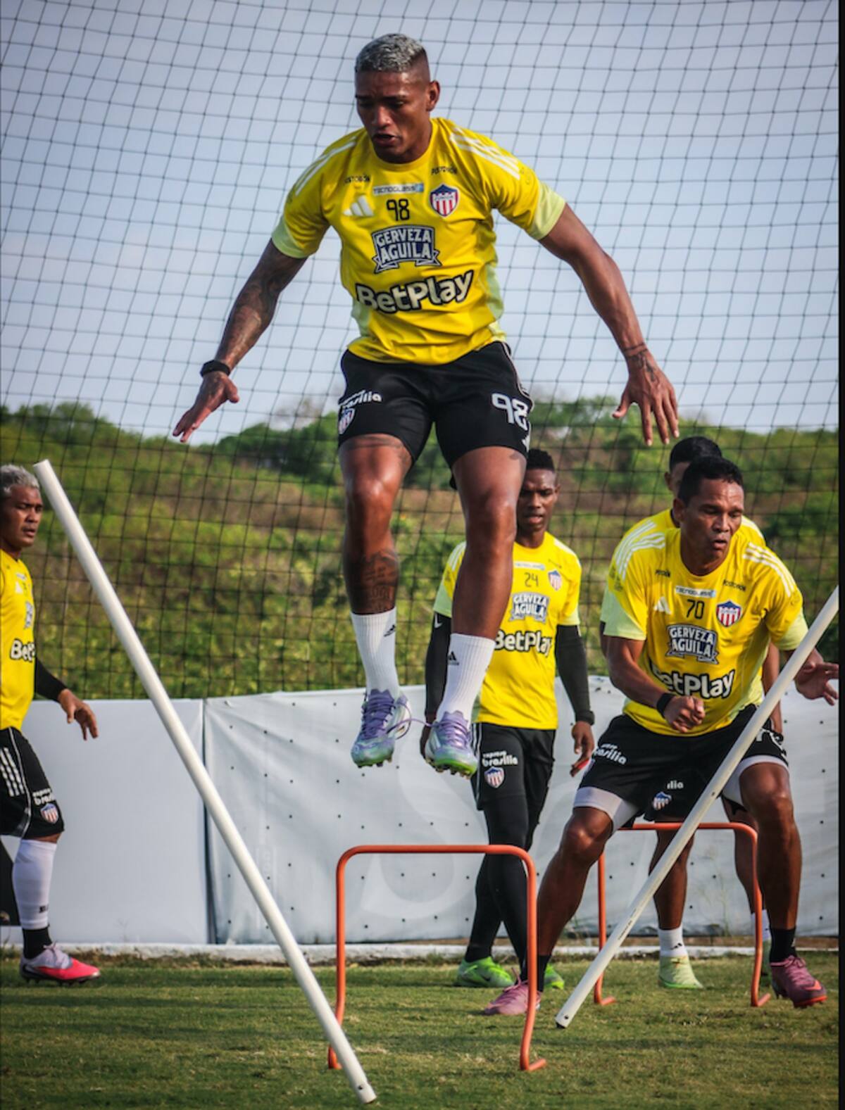 Jugadores del Junior de Barranquilla se preparan previo al encuentro frente a Atlético Nacional, aplazado de la fecha 3 de Torneo Apertura de la Liga BetPlay.//Cortesía @JuniorClubSA.