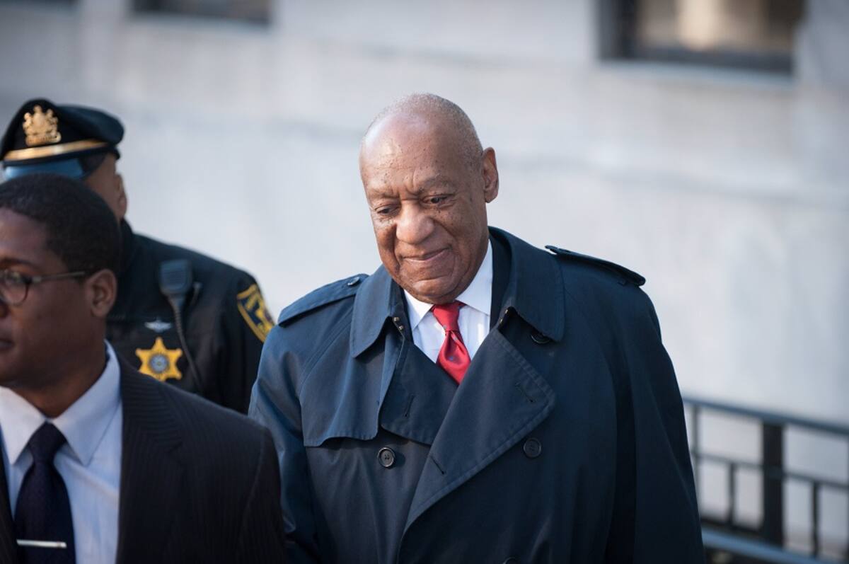 El cómico estadounidense Bill Cosby llega al juicio que se celebra en su contra por abusos sexuales en la corte de Norristown, Pensilvania, Estados Unidos, el 26 de abril del 2018. EFE