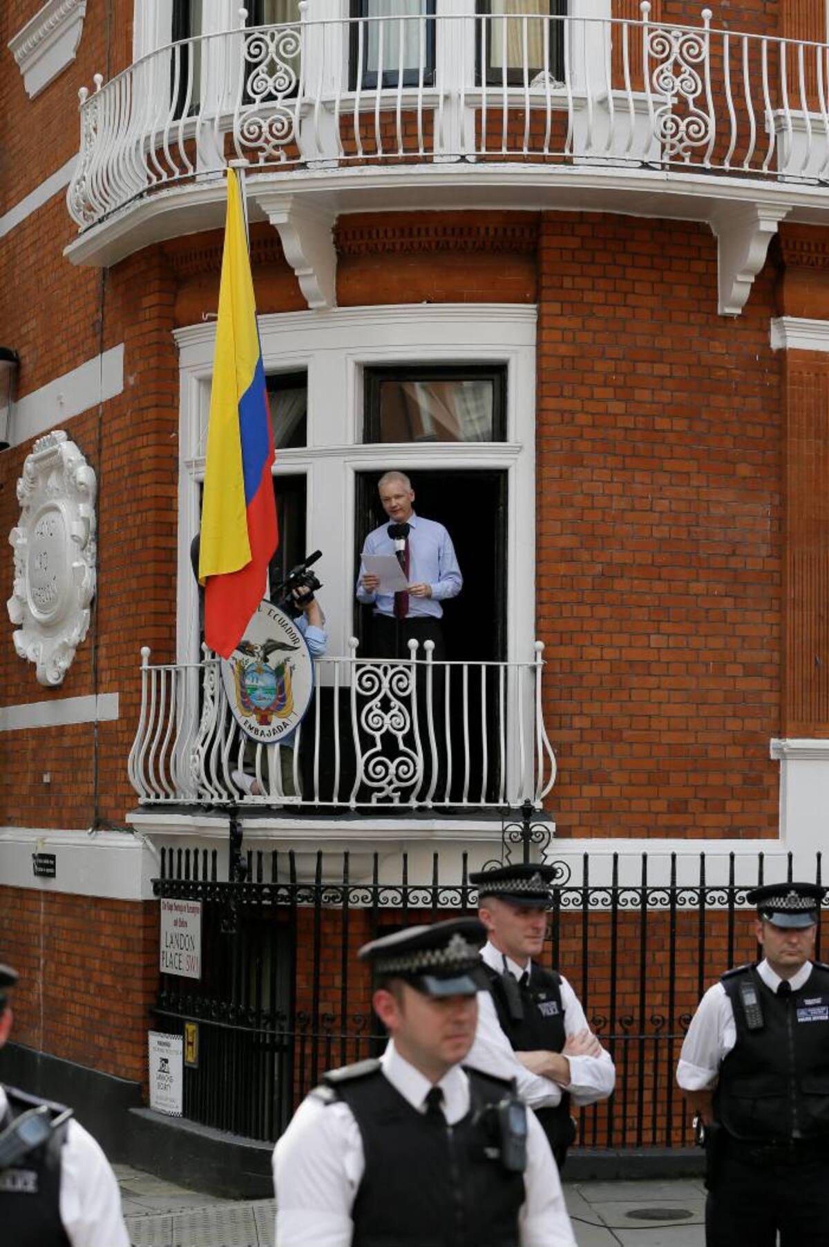 El balcón de la embajada, considerado territorio diplomático y por lo tanto inatacable, se encuentra en un entrepiso, por lo que Assange hablaba, literalmente, por encima de la cabeza de los policías que custodian el edificio. AP Kirsty Wigglesworth