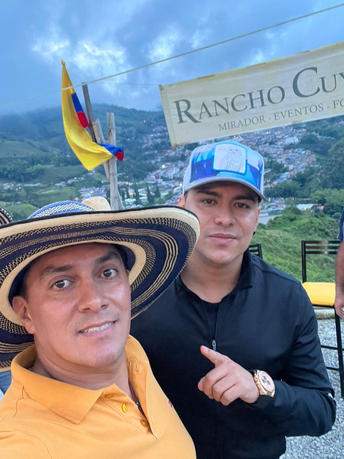 Julián 'Cuyo' Gómez junto a Yeison Jiménez en un mirador en Manzanares, Caldas. //Cortesía.