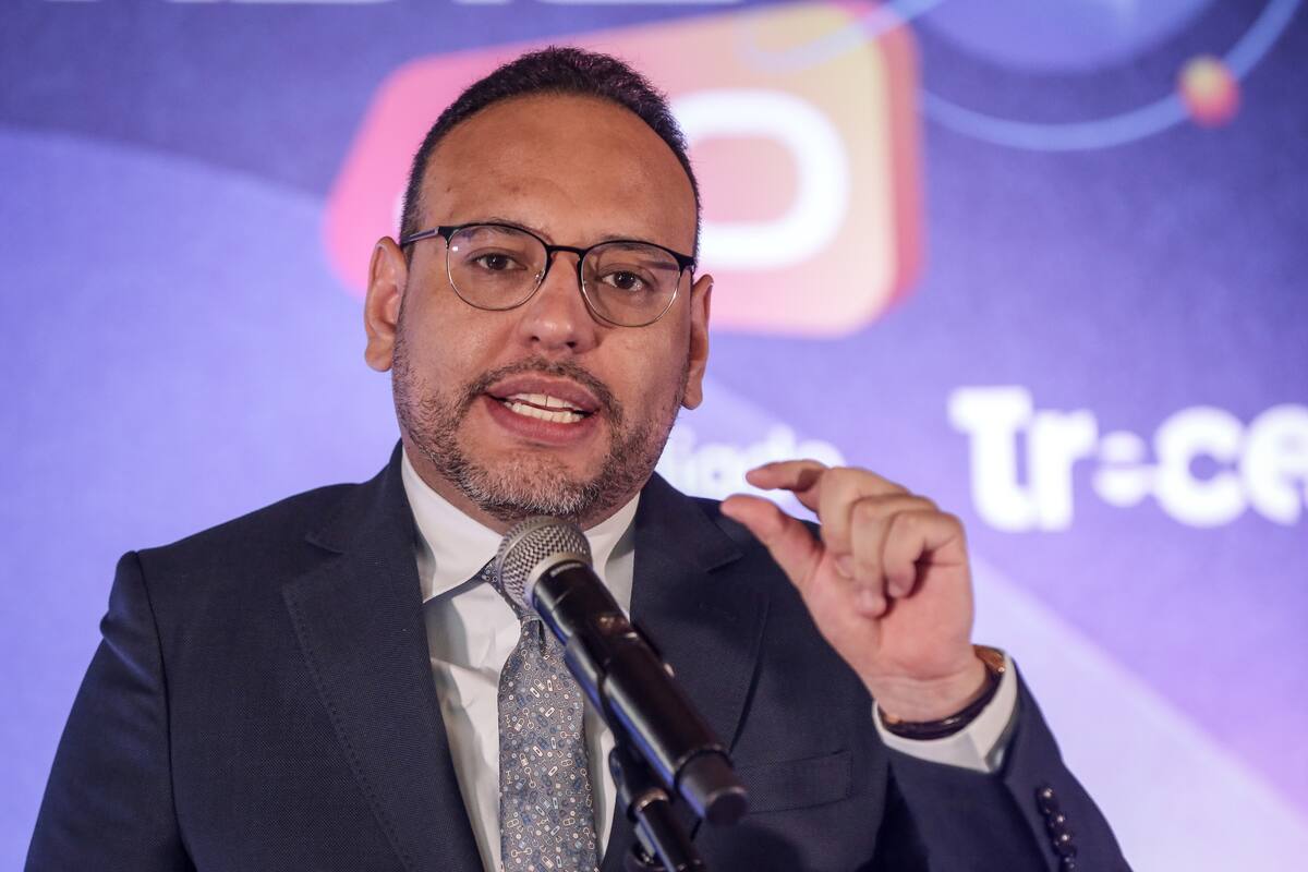 Gobierno Petro acepta renuncia del ministro de las TIC, Julián Molina