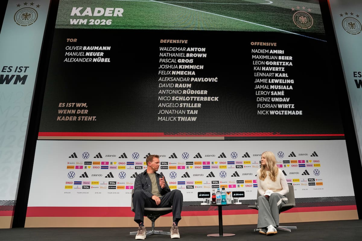 El seleccionador alemán Julian Nagelsmann, a la izquierda, habla con la portavoz de la DFB, Franziska Wuelle, mientras anuncia la lista de convocados para la Copa Mundial de la FIFA 2026. //Foto, AP: Michael Probst