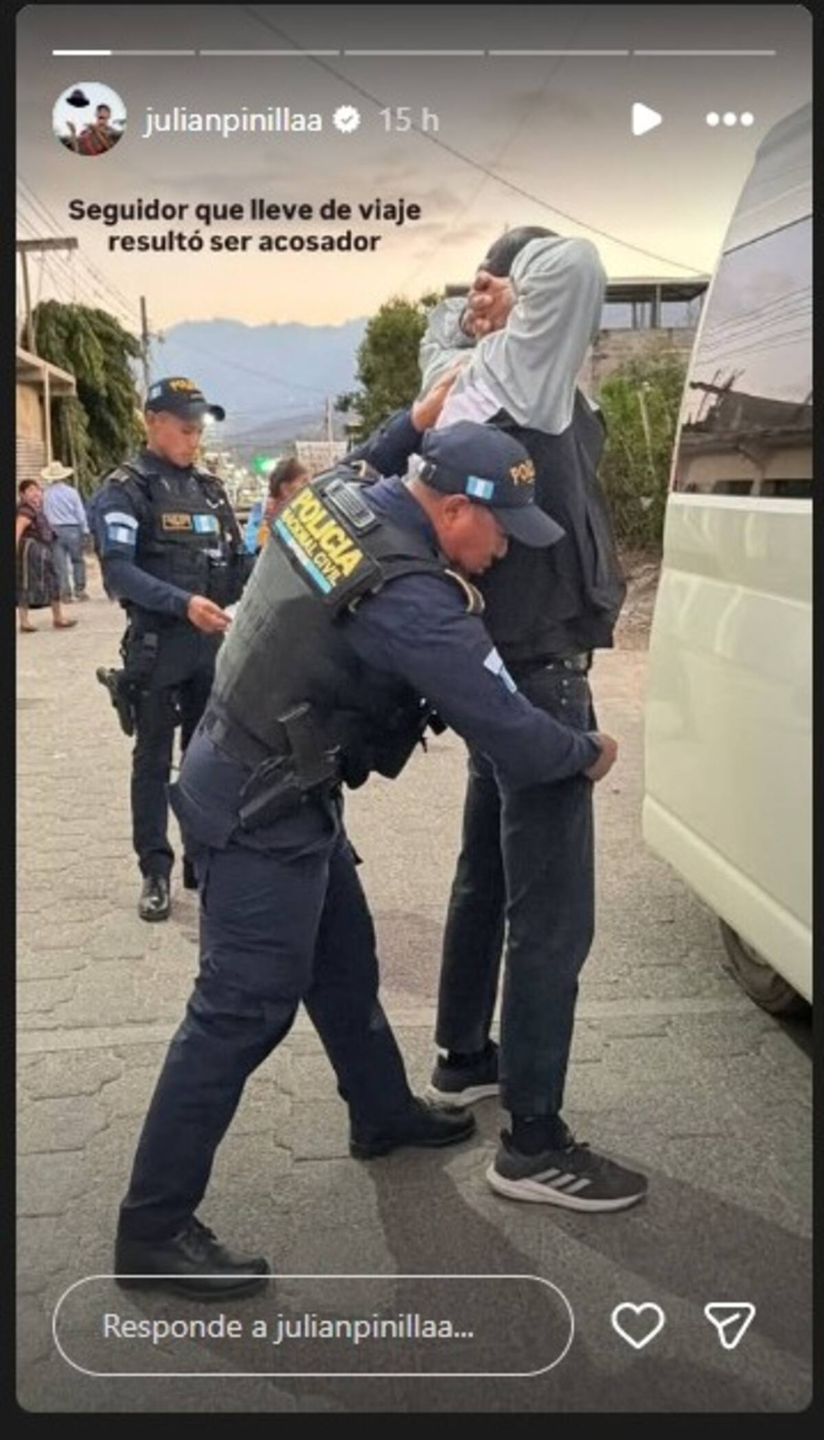 Polémica: ‘El chico de la ruana’ vivió incómodo episodio en viaje solidario. // Captura tomada de IG @julianpinillaa