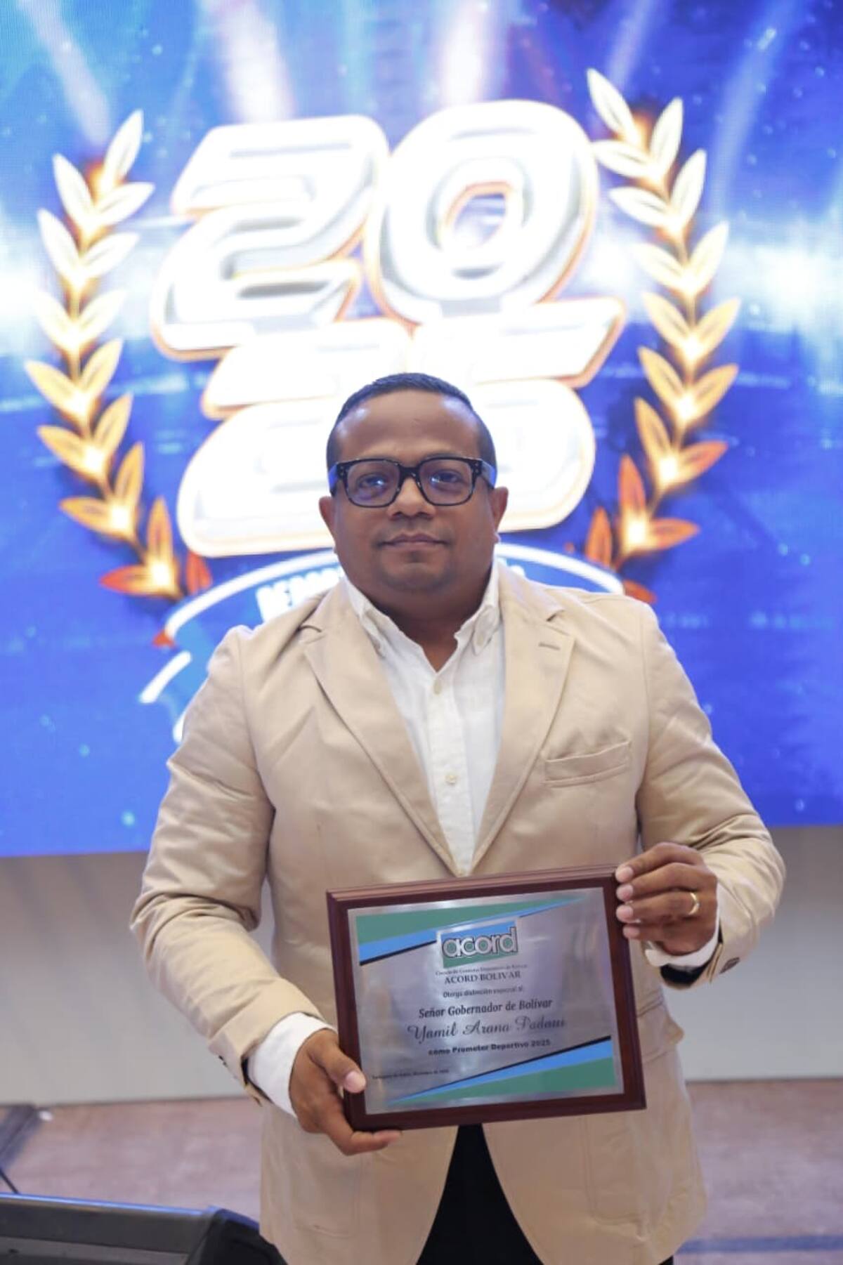 Julio Morelos, gerente de Iderbol, recibió el premio de Promotor Deportivo, otorgado a Yamil Arana, gobernador de Bolívar. //LUIS HERRÁN EL UNIVERSAL