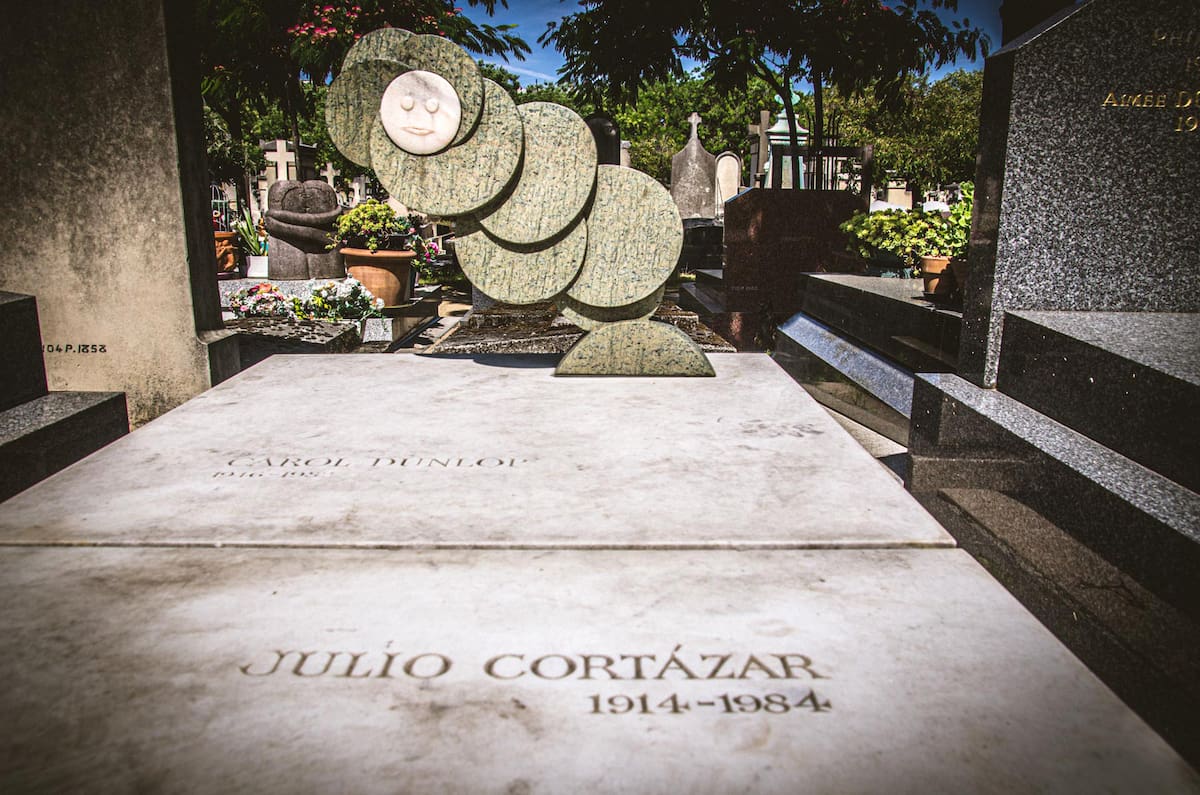 Cronopio en la tumba de Julio Cortázar, Revista Contarte.
