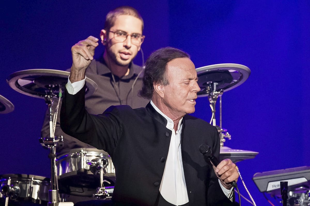 Julio Iglesias revela mensajes de WhatsApp de extrabajadoras que lo acusan