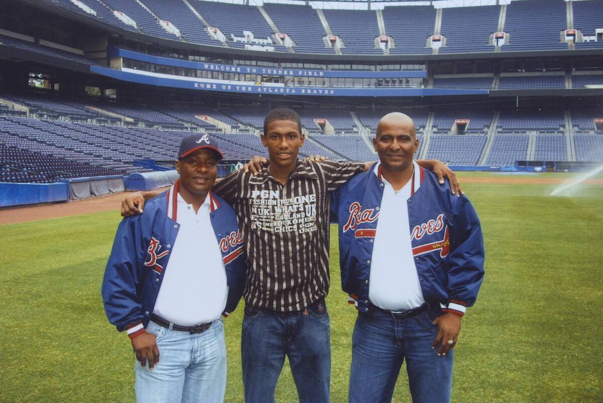 Julio Teherán en uno de sus días más importantes en la vida, al lado de su tío Miguel (izquierda) y su papá Julio. //Cortesía