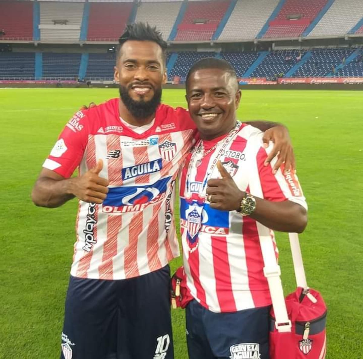 Javier Junior Ozuna, junto a Cariaco González, jugador de Junior.