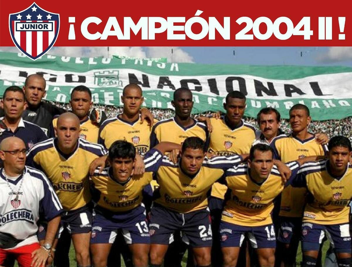 Daniel Machacón, último de izquierda a derecha en la segunda fila, hizo parte del equipo Junior que quedó campeón en el año 2004 ante Atlético Nacional en Medellín.//Cortesía Junior de Barranquilla.