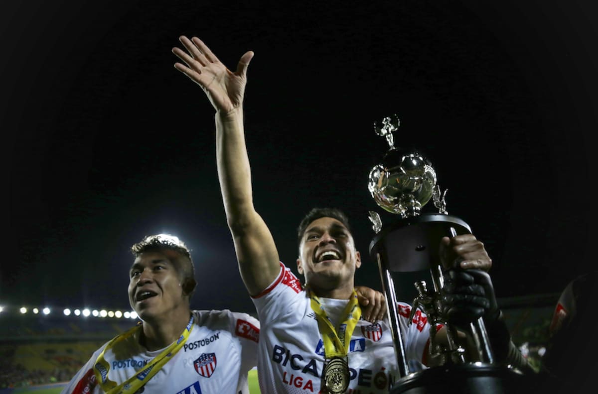 Los jugadores Víctor Cantillo y Teófilo Gutiérrez celebran el título alcanzado ante Deportivo Pasto en el año 2019 en Bogotá.//Cortesía @JuniorClubSA.