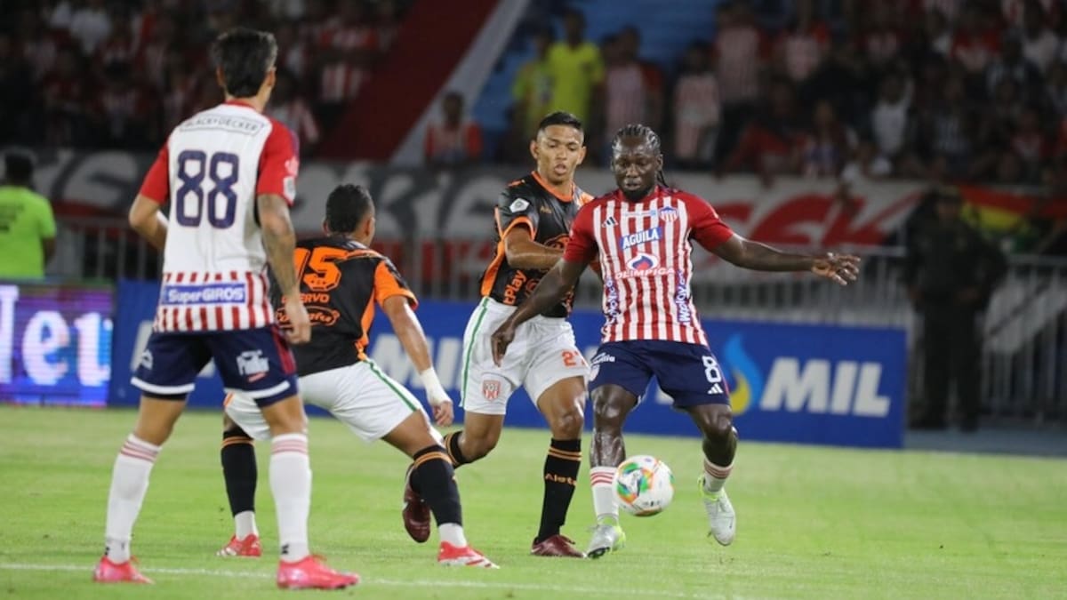 Yimmi Chará intentó en ataque, pero no pudo evitar la derrota 2-1 de su equipo, Junior, ante Envigado. Foto: Colprensa.