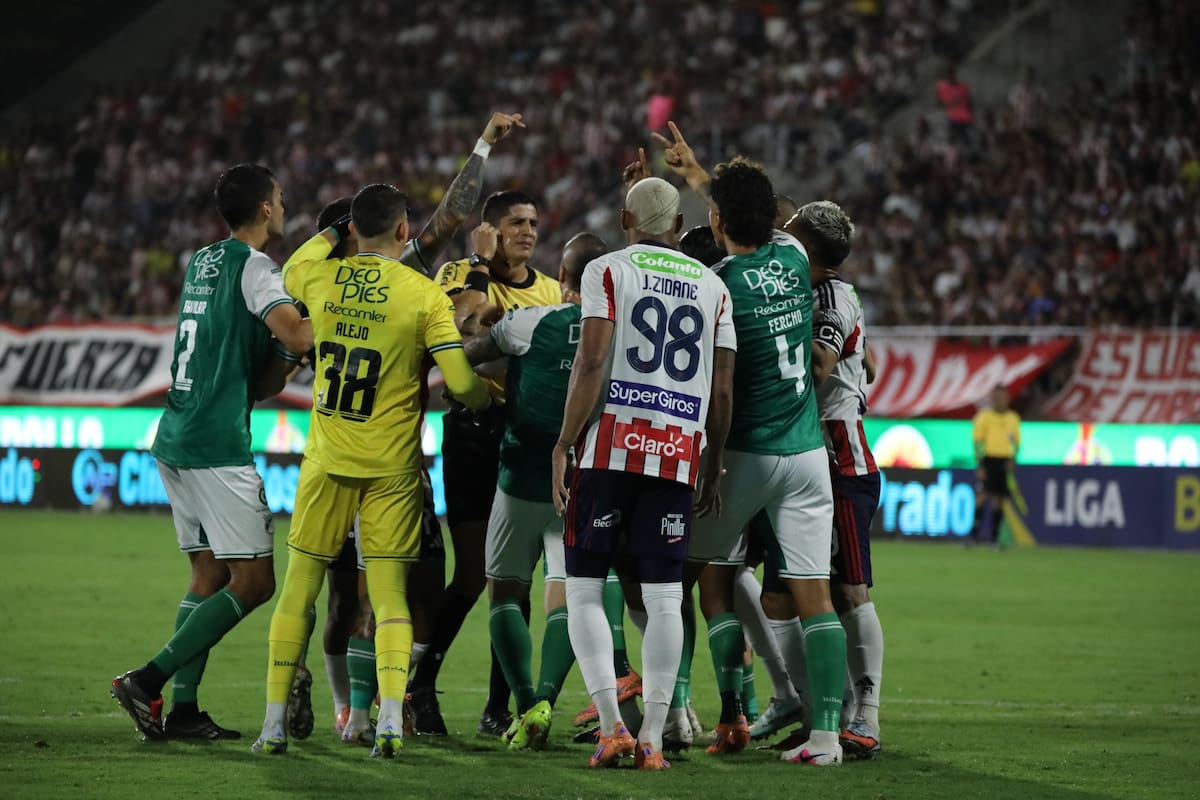 El seguidor de Junior que casi pierde la vida solo por llevar la camiseta