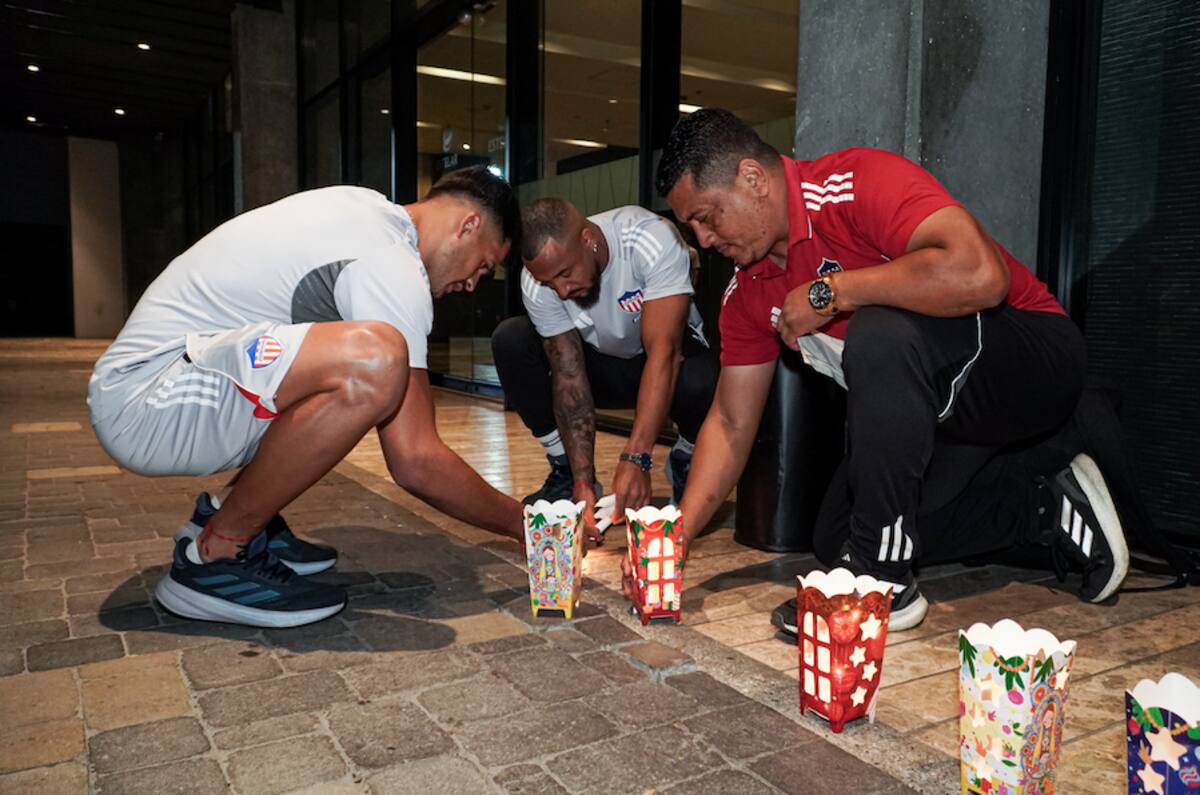 Los uruguayos Mauro Silveira y Lucas Monzón y un miembro del cuerpo técnico de Junior encendieron las Velitas la noche de ayer domingo en el hotel donde está alojado Junior parta el juego de este domingo ante Medellín.//Cortesía @JuniorClubSA.