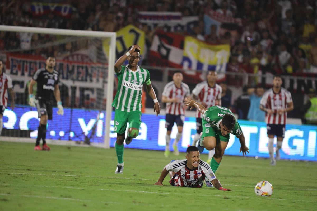 Atacaron bus de Atlético Nacional tras final con Junior: “Nos rompieron un vidrio”