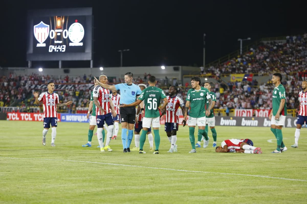 Palmeiras cometió un penal sobre Junior en los minutos iniciales del encuentro por Copa Libertadores. //Foto: Luis Eduardo Herrán - El Universal