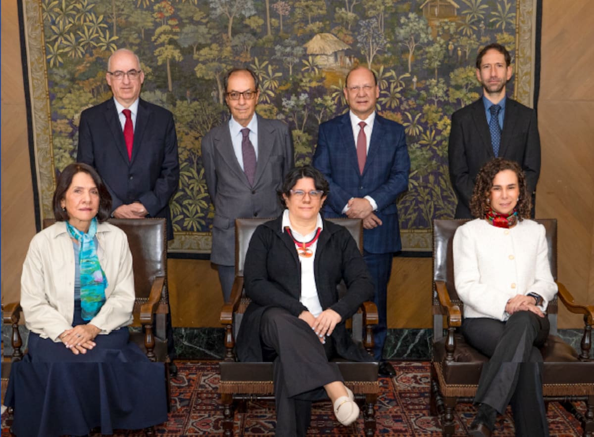Integrantes de la Junta Directiva del Banco de la República junto al ministro de Hacienda, Germán Ávila. //Foto Cortesía Banrepública.