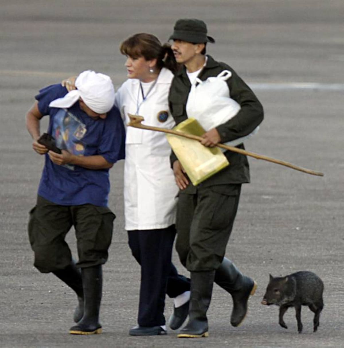 El sargento primero de la Policía José Libardo Forero Carrero le trajo un regalo a Alan Jara: un zaino . Colprensa