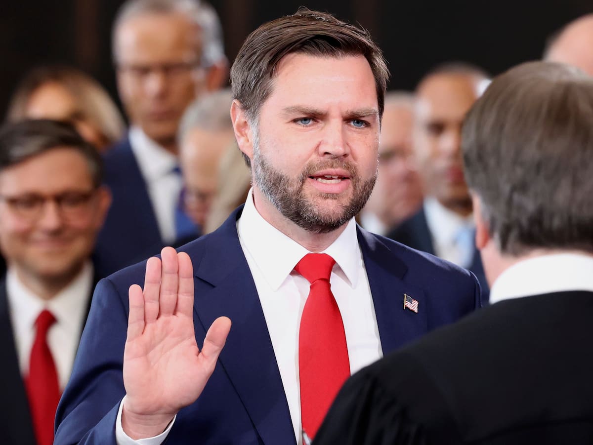 El vicepresidente electo JD Vance presta juramento durante la 60.ª ceremonia inaugural presidencial en la Rotonda del Capitolio de los Estados Unidos en Washington. //AP
