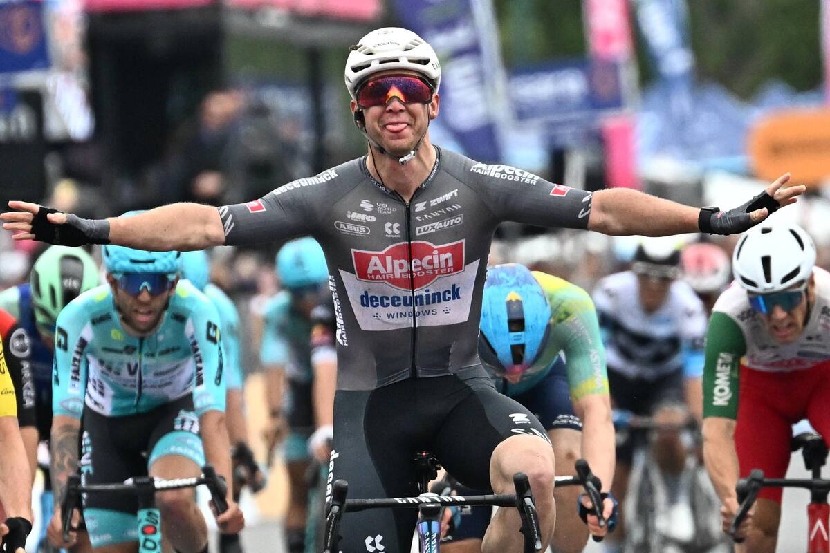 El piloto australiano Kaden Alexander Groves, del equipo durante la sexta etapa del Giro de Italia disputada entre Potenza y Nápoles. //EFE