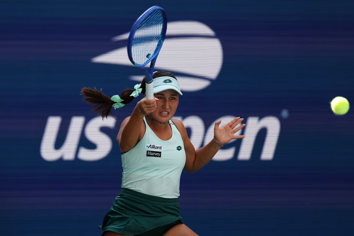 La uzbeka Kamilla Rakhimova no pudo ante la bielorrusa Aryna Sabalenka en el Abierto de Estados Unidos. //Foto, AP: Heather Khalifa