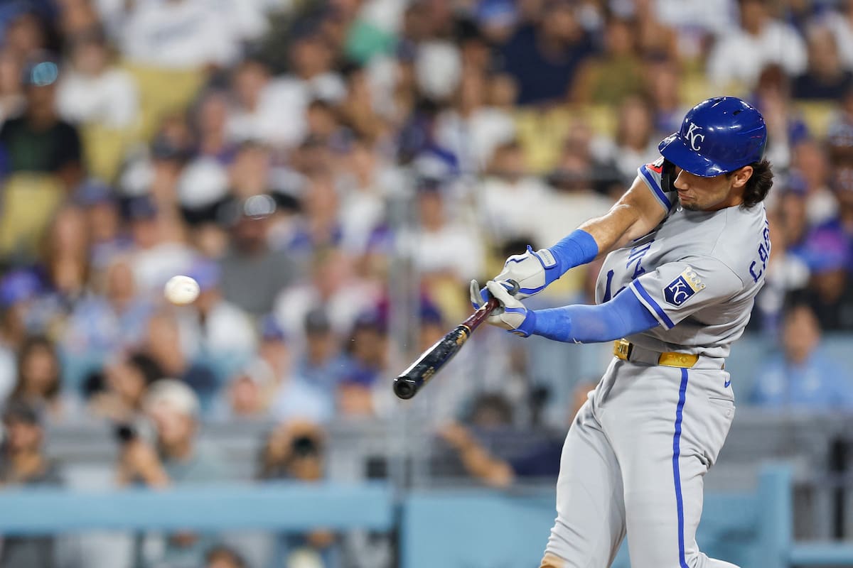 Jac Caglianone (14), de los Kansas City Royals, conecta un jonrón de dos carreras durante la tercera entrada de un partido de béisbol contra los Los Angeles Dodgers. //Foto, AP: Caroline Brehman