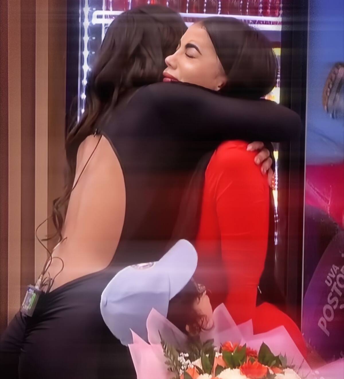Abrazo entre Karina García y su hija en La casa de los famosos Colombia. //Foto: tomada de redes sociales.