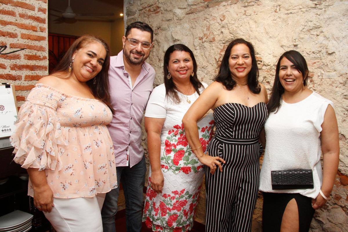 Karina González, Demetrio Muñoz, Carolina Muñoz, Julia Torres y Katia Muñoz. //Fotos: Luis Herrán - El Universal.