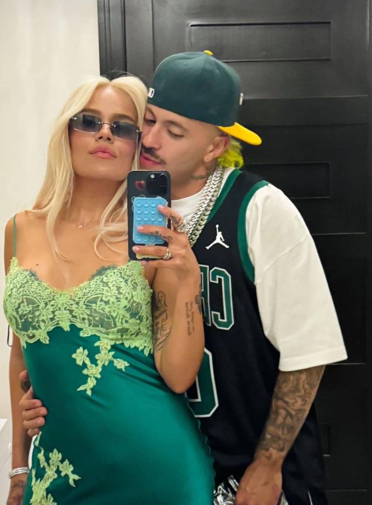 Karol G y Feid dieron rienda suelta a su amor frente a los más de 65.000 aficionados que presenciaron el partido entre Colombia y Argentina. //Foto: tomada de Internet.