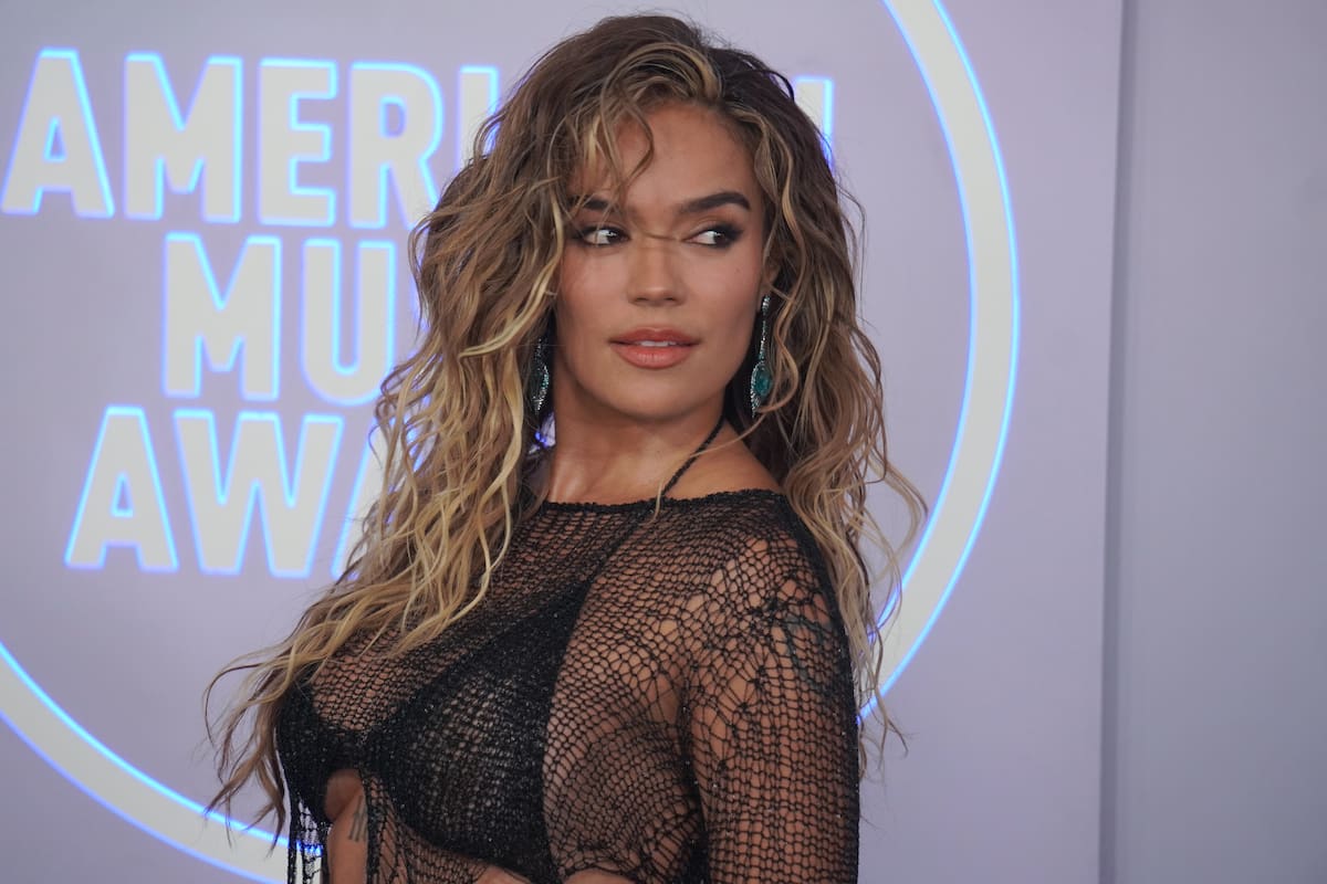Karol G rompió en llanto en pleno concierto y conmovió a miles de fanáticos