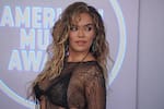 Karol G rompió en llanto en pleno concierto y conmovió a miles de fanáticos