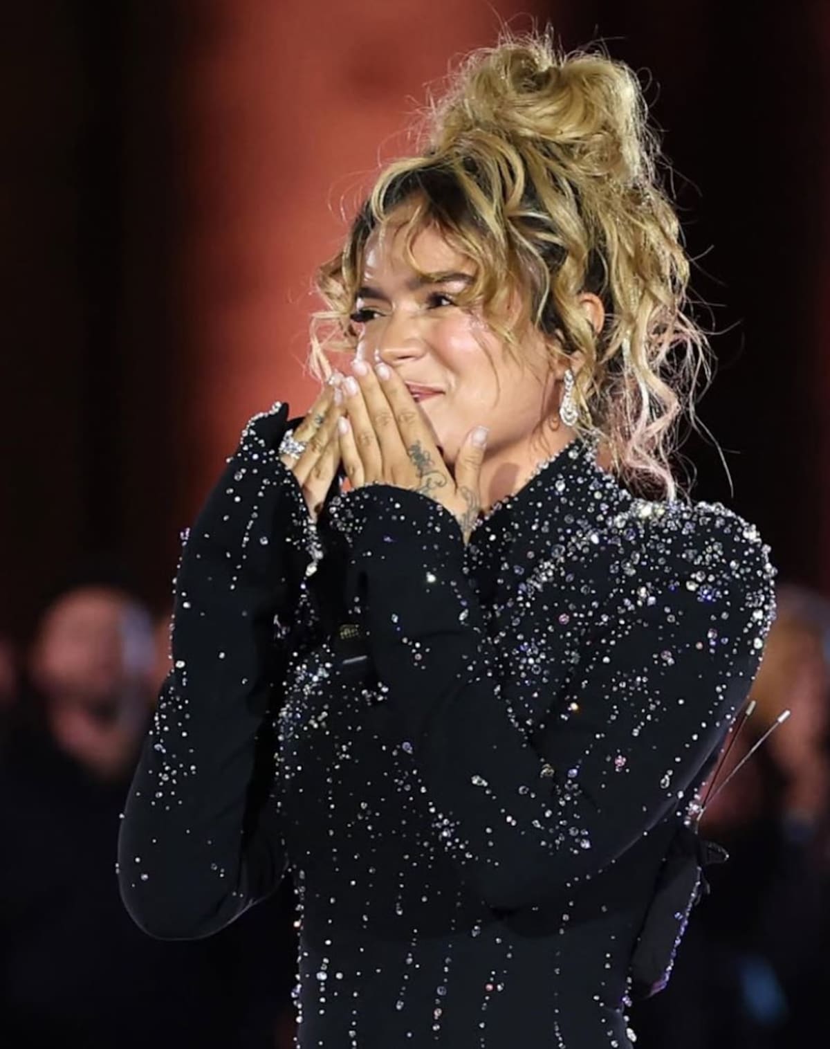 La emoción de Karol G tras cantar a dueto con Andrea Bocelli la canción 'Vivo por ella' en la Plaza de San Pedro en el Vaticano. // Foto: tomada de X @KarolGNation.