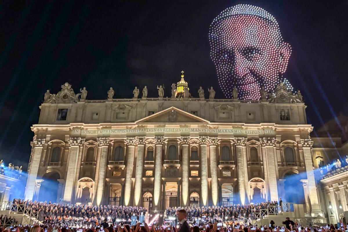 Karol G llevó este sábado su ritmo y su voz a la monumental Plaza de San Pedro del Vaticano, en un insólito concierto con otros artistas por la fraternidad humana que iluminó el cielo romano con drones que tomaron la forma de obras de arte de la cristiandad y hasta del difunto papa Francisco. // Foto: EFE/Carlos Expósito.