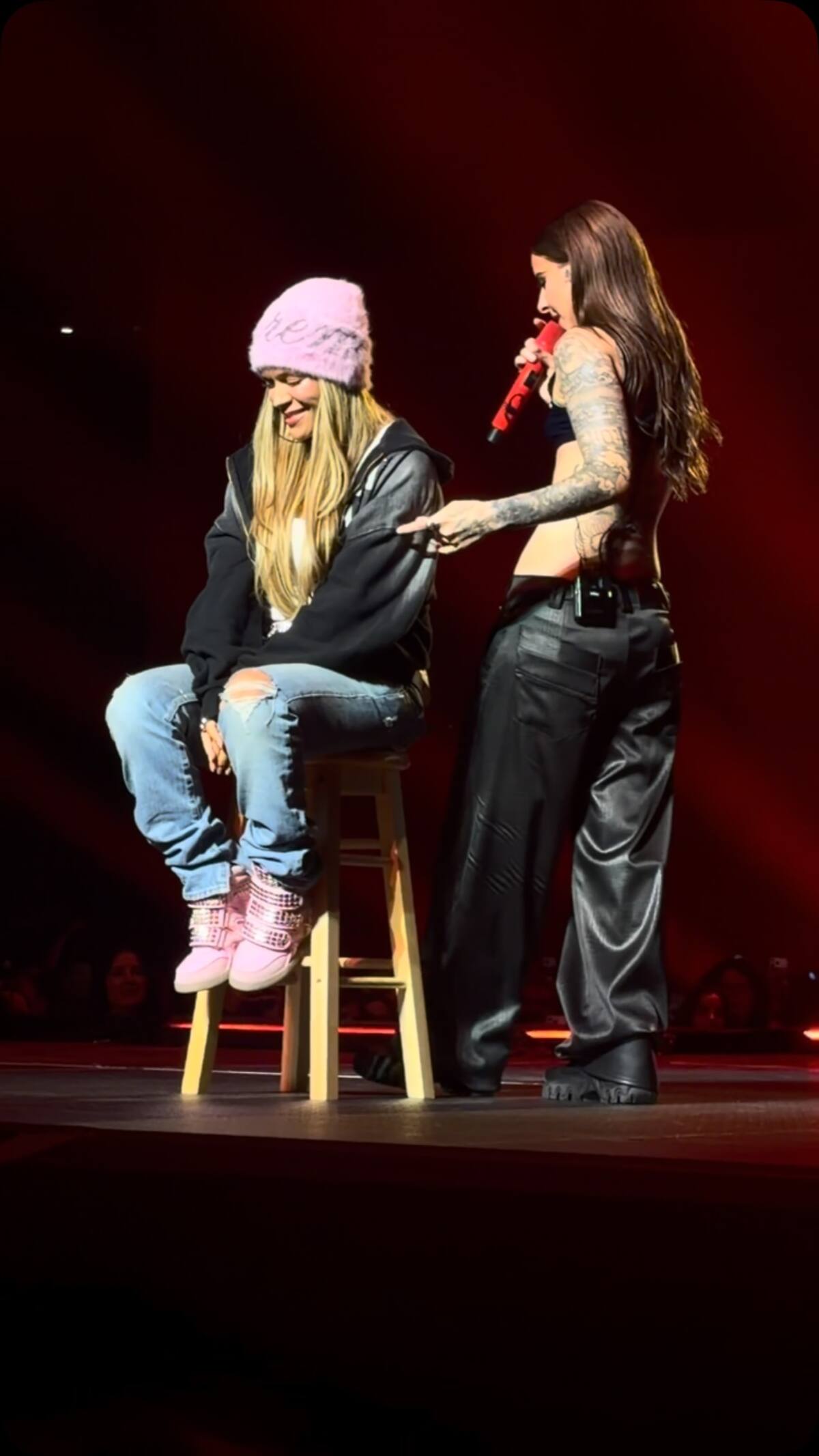 La colombiana sorprendió al público durante el concierto de la puertorriqueña en Orlando y protagonizó una escena que despertó comentarios. // Foto tomada de IG: @youngmikochile