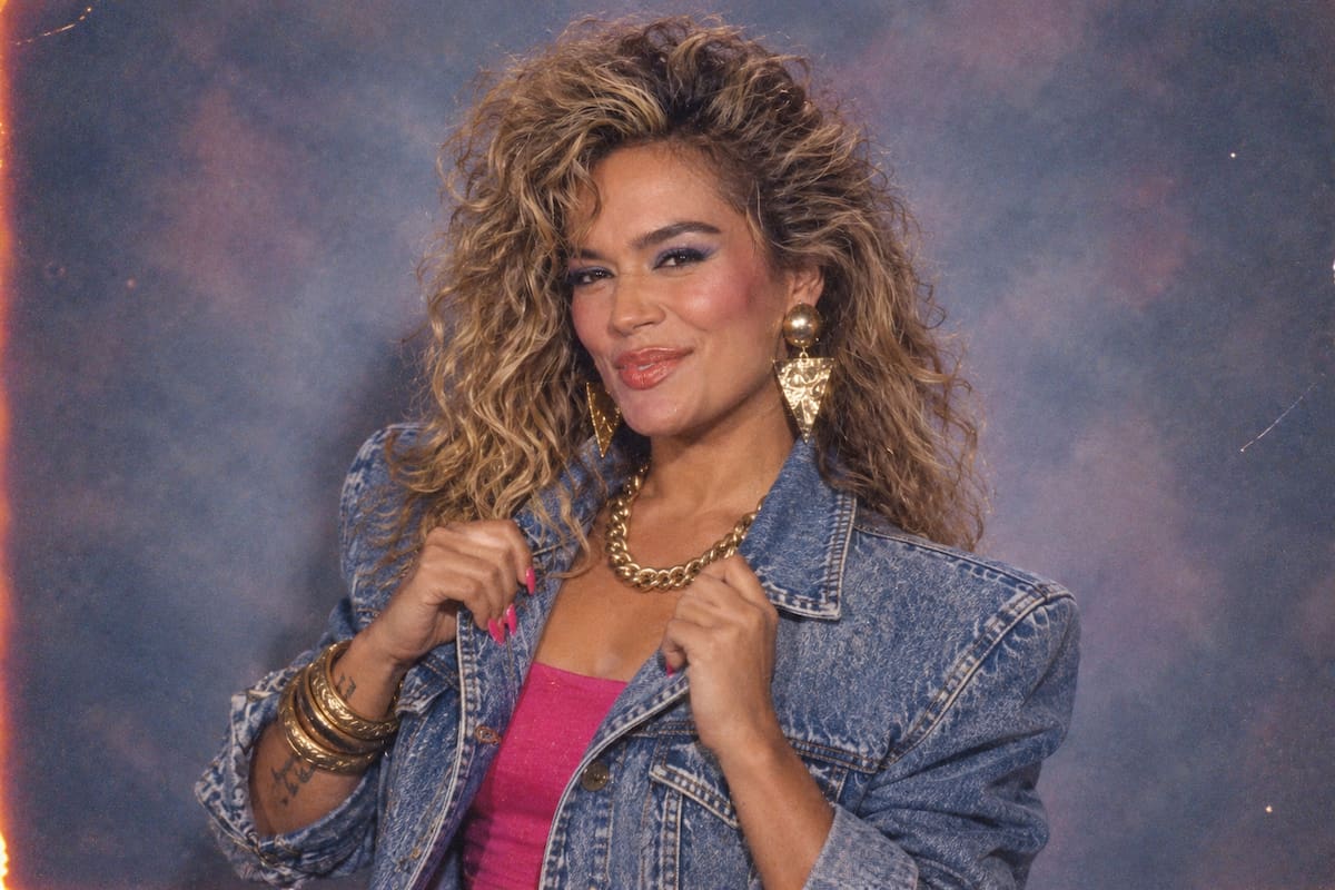 La cantante Karol G, con estilo de los años 80. // Foto; generada con IA - ChatGPT.