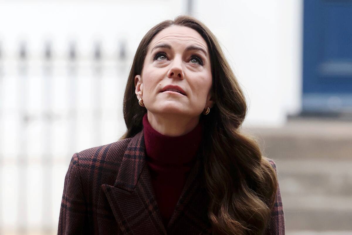 La princesa Kate de Gran Bretaña llega para una visita al Hospital Royal Marsden, donde recibió su tratamiento contra el cáncer, en Londres. //AP
