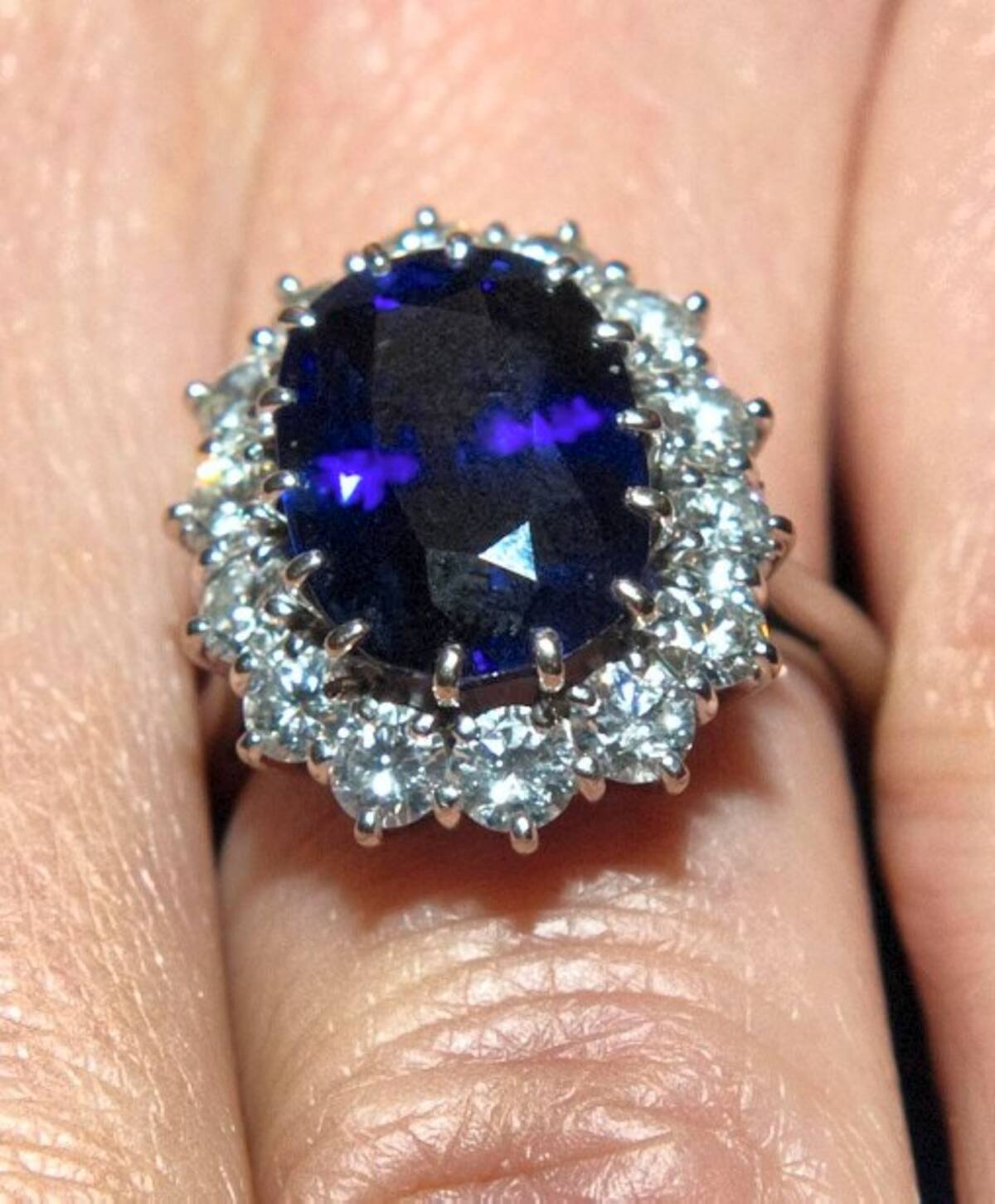 Anillo de compromiso que lleva Middleton y que perteneció a la princesa Diana. AP ARTHUR EDWARDS
