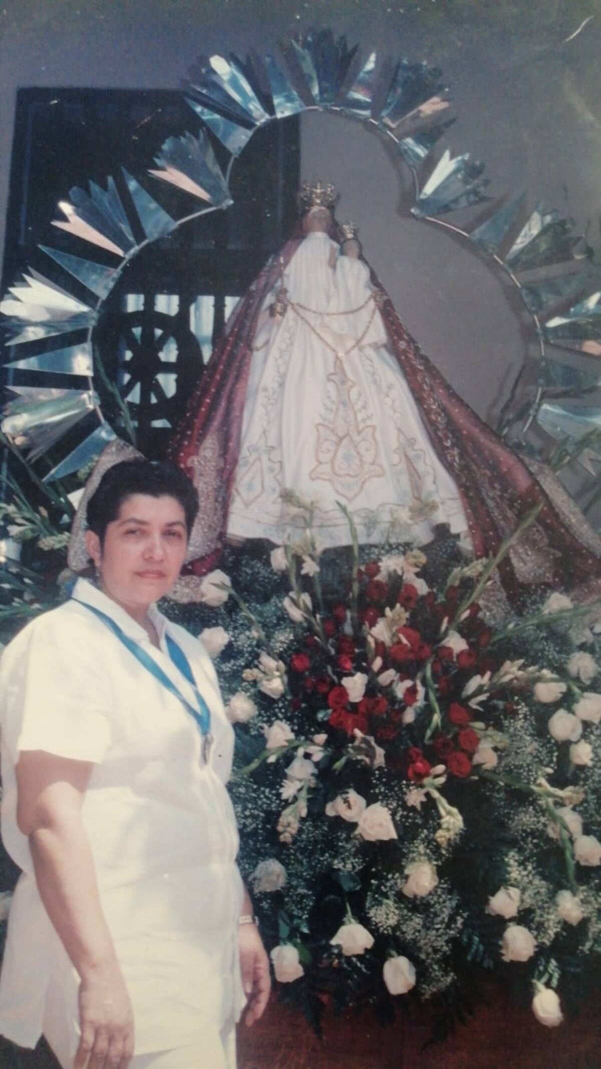 Foto vieja:Katia Klerers junto a la Virgen de La Candelaria, vistiendo el manto rojo traído de las Islas Canarias. //Foto: Cortesía.