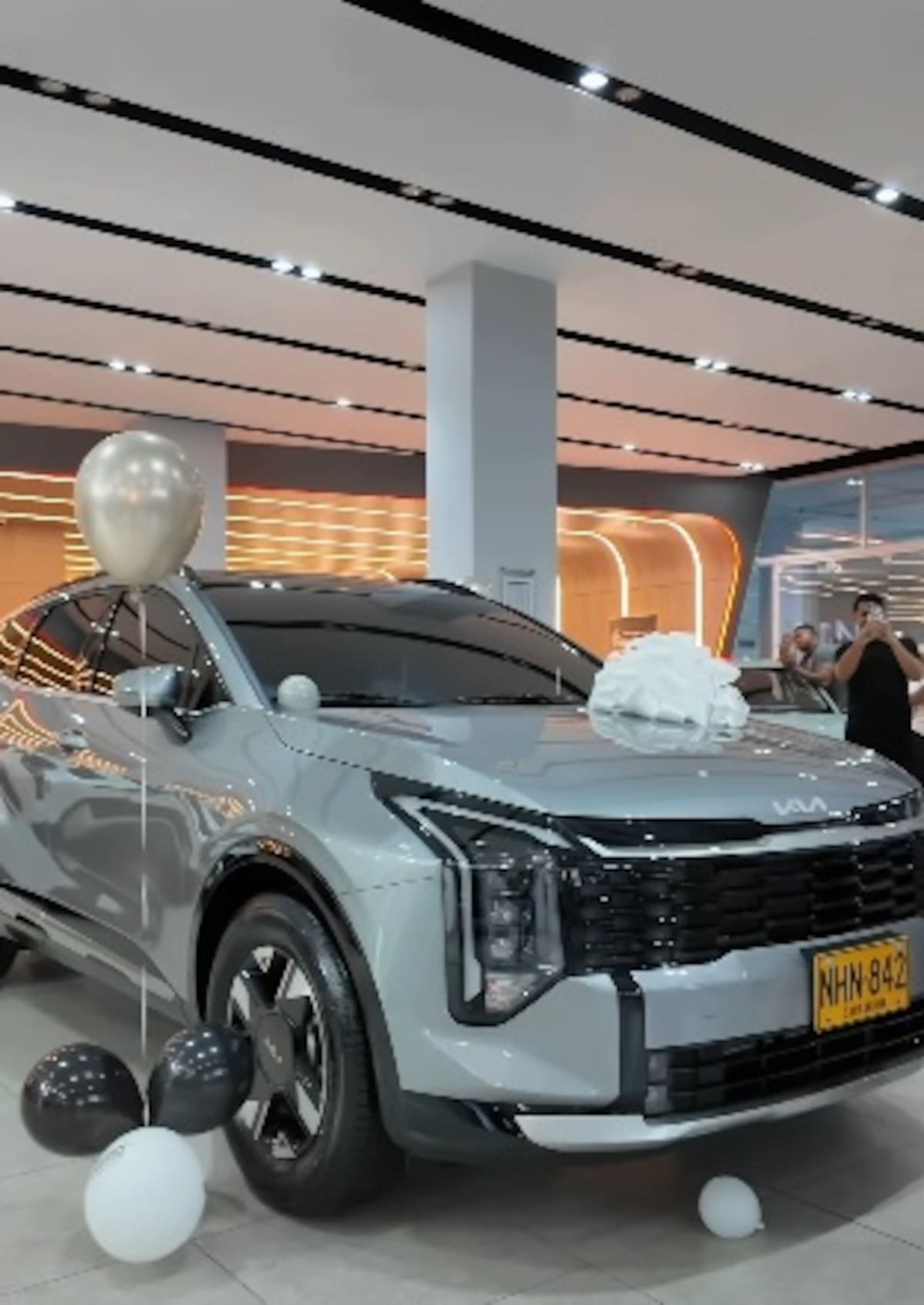 Kelly Reales regaló un carro a su papá. //Foto: captura de video.