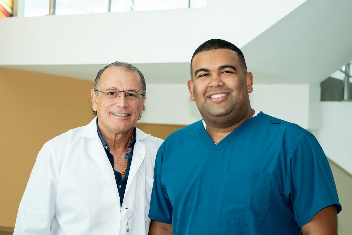 Los médicos Kendell Piñeros y Yeison Torres hacen parte del equipo de Neurodinamia que realiza los procedimientos valve in vale. //Diego Fierro.