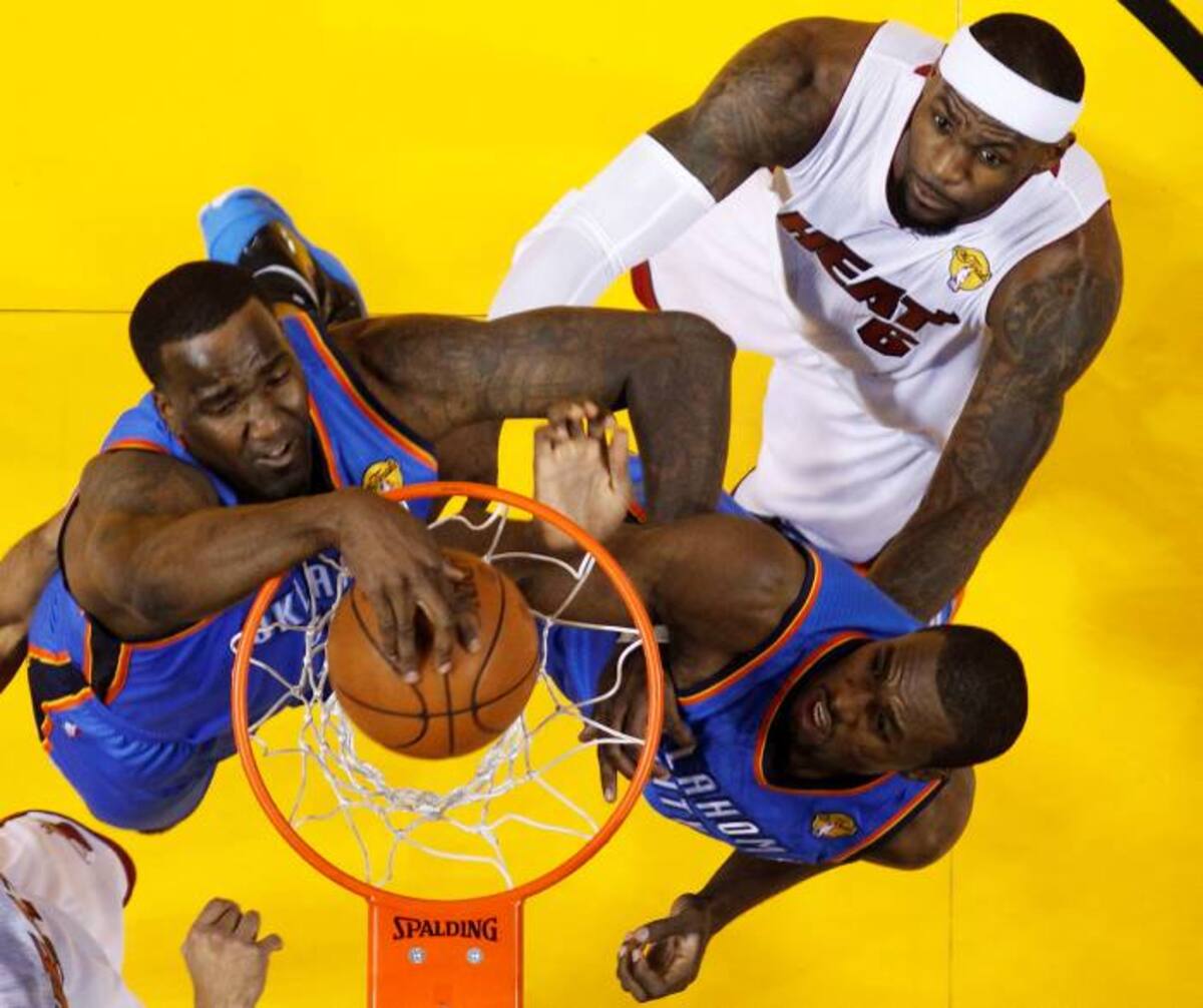 La final de la NBA está en su punto más alto. Kendrik Perkins, del Thunder, anota en el juego de anoche.